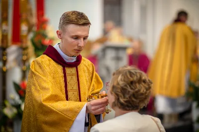 „Na swoje życie i swoje kapłaństwo trzeba popatrzeć w świetle Bożej miłości. Inaczej go nie pojmiemy ani my, ani ci, którzy będą na nas patrzeć” – mówił bp Jan Wątroba podczas Mszy św. z udzieleniem święceń prezbiteratu. 4 czerwca 2022 r. w kościele katedralnym jedenastu diakonów diecezji rzeszowskiej przyjęło sakrament kapłaństwa.
Do grona neoprezbiterów diecezji rzeszowskiej należą: ks. Sebastian Bełz z parafii w Nienadówce, ks. Krzysztof Lampart z parafii w Rudnej Wielkiej, ks. Mateusz Łachmanek z parafii w Lipinkach, ks. Karol Migut z parafii w Jasionce, ks. Marcin Murawski z parafii katedralnej w Rzeszowie, ks. Adrian Pazdan z parafii w Zagorzycach, ks. Tomasz Sienicki z parafii w Bieździedzy, ks. Dominik Świeboda z parafii w Palikówce, ks. Piotr Wąsacz z parafii bł. Władysława Findysza w Rzeszowie, ks. Mateusz Wojtuń z parafii w Święcanach oraz ks. Wiktor Zoła z parafii w Cieklinie.
Mszy św. przewodniczył i święceń udzielił bp Jan Wątroba. Eucharystię koncelebrowało około osiemdziesięciu księży, m.in: przełożeni Wyższego Seminarium Duchownego w Rzeszowie oraz proboszczowie i wikariusze z parafii rodzinnych neoprezbiterów. W Mszy św. uczestniczył abp Edward Nowak, bp Kazimierz Górny i bp Edward Białogłowski.
Zebranych w kościele katedralnym powitał ks. Krzysztof Gołąbek, proboszcz parafii.
W homilii bp Jan Wątroba nawiązał do słów z Ewangelii według św. Jana w których Chrystus tłumaczy co to znaczy być dobrym pasterzem. „Być kapłanem w Kościele Chrystusowym to znaczy mieć udział w Jego pasterskiej misji i stale upodabniać się do Dobrego Pasterza, który zna owce, karmi je, broni i jest gotów oddać życie dla ich dobra” – mówił hierarcha.
Po homilii odbył się obrzędy święceń: przyrzeczenie czci i posłuszeństwa Biskupowi Ordynariuszowi, Litania do Wszystkich Świętych podczas której kandydaci leżeli krzyżem, nałożenie rąk, modlitwa święceń oraz namaszczenie rąk krzyżmem i wręczenie chleba i wina. Podczas Liturgii Eucharystycznej nowo wyświęceni po raz pierwszy wyciągnęli dłonie nad chlebem i winem wypowiadając słowa konsekracji.
Na zakończenie Mszy św. ks. Tomasz Sienicki, podziękował w imieniu nowo wyświęconych wszystkim, którzy przyczynili się do przygotowania ich do kapłaństwa. Słowa wdzięczności, m.in. przełożonym Wyższego Seminarium Duchownego w Rzeszowie i rodzicom neoprezbiterów, wypowiedział bp Jan Wątroba. 
W drodze do zakrystii neoprezbiterzy zatrzymali się przy figurze Matki Bożej Fatimskiej zawierzając swoje kapłaństwo Matce Bożej.
W niedzielę, 5 czerwca, w Uroczystość Zesłania Ducha Świętego, neoprezbiterzy będą sprawować w swoich rodzinnych parafiach uroczyste Msze św. prymicyjne, a w najbliższych tygodniach otrzymają skierowania do parafii.

Fot. ks. Jakub Nagi oraz biala-wrona.pl
