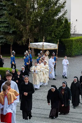 O świcie w Niedzielę Zmartwychwstania została odprawiona uroczysta Mszy św. w rzeszowskiej katedrze. Eucharystię poprzedziła procesja rezurekcyjna z Najświętszym Sakramentem. W oprawie muzycznej celebracji wziął udział katedralny chór chłopięco-męski Pueri Cantores Resovienses oraz katedralna orkiestra dęta.
Dnia 31 marca 2024 r. o godz. 6 w rzeszowskiej katedrze na rozpoczęcie procesji rezurekcyjnej rozbrzmiało zawołanie: „Chrystus zmartwychwstał, prawdziwie zmartwychwstał”. Wyrazem radości paschalnej była procesja z Najświętszym Sakramentem dokoła katedry z udziałem licznie zgromadzonych wiernych, straży grobowej i orkiestry dętej.
Po zakończonej procesji, została odprawiona uroczysta Eucharystia pod przewodnictwem ks. Krzysztofa Gołąbka, prepozyta rzeszowskiej kapituły katedralnej i proboszcza miejscowej wspólnoty parafialnej. Homilię wygłosił ks. Michał Rurak, penitencjarz kapituły, który zachęcał do zgłębiania tajemnicy zmartwychwstania.

„Zmartwychwstania jest czymś jedynym i wyjątkowym w swoim rodzaju. Łatwo napisać i powiedzieć czym zmartwychwstanie nie jest. Ale napisać i powiedzieć czym zmartwychwstanie jest, to zadanie na całe życie, i to nie tylko dla teologa czy księdza. To zadanie dla każdego z nas. Najważniejsze zadanie w życiu, bo ono zdecyduje co z nami będzie” – mówił kaznodzieja.
Ks. Rurak ukazał konsekwencje zmartwychwstania Chrystusa dla każdego wierzącego w kontekście całej historii Boga i człowieka. Mówił: „Zmartwychwstanie nie dotyczy tylko przyszłości, czasu po śmierci. Ono ma także znaczenie dla naszej doczesności. Bo skoro życie ma prowadzić do Zmartwychwstania, to znaczy, że ma wartość samo w sobie, że trzeba je szanować i jak najlepiej przeżyć.”
Na zakończenie Eucharystii transmitowanej przez katolickie Radio „VIA”, katedralny chór chłopięco-męski Pueri Cantores Resovienses pod dyrekcją Aleksandry Fiołek-Matuszewskiej wykonał uroczyste „Alleluja” z oratorium G.F. Haendla. Po zakończonej Mszy św. rezurekcyjnej katedralna orkiestra dęta pod batutą Tadeusza Cielaka odegrała radosne utwory wielkanocne. fot. Joanna Prasoł