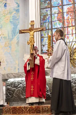 W Wielki Piątek 15.04.2022 r. w Katedrze Rzeszowskiej Liturgii na cześć Męki Pańskiej przewodniczył bp Jan Wątroba.
Mękę naszego Pana Jezusa Chrystusa według świętego Jana śpiewali:
ks. Julian Wybraniec - Jezus
Karol Baraniewicz - Ewangelista
ks. Szczepan Węglowski - Inni
Chór WSD Rzeszów pod dyrekcją ks. dra Andrzeja Widaka
fot. Joanna Prasoł