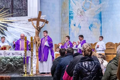 W Środę Popielcową (14 lutego) biskup Jan Wątroba odprawił w katedrze rzeszowskiej Mszę Świętą na rozpoczęcie Wielkiego Postu. Homilię wygłosił ks. dr Paweł Koleśnikowicz, który prowadzi rekolekcje wielkopostne w parafii katedralnej. Podczas Eucharystii odbył się obrzęd posypania głów popiołem. Śpiew podczas liturgii prowadziła Katedralna Schola Liturgiczna. Liturgia była transmitowana przez Radio VIA. fot. Joanna Prasoł