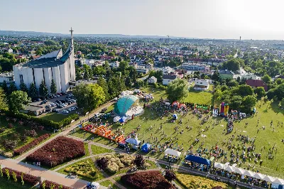 19 czerwca 2022 r. pod hasłem „Miłość rodzinna. Powołanie. Droga do świętości” obchodziliśmy Dzień Świętości Małżeństw i Rodzin. Obchody rozpoczęły się w kościele akademickim pw. Św. Jadwigi Królowej w Rzeszowie. Po Mszy św. odbył się „radosny przemarsz” do Parku Papieskiego, gdzie zorganizowano piknik rodzinny.

fot. Tadeusz Poźniak