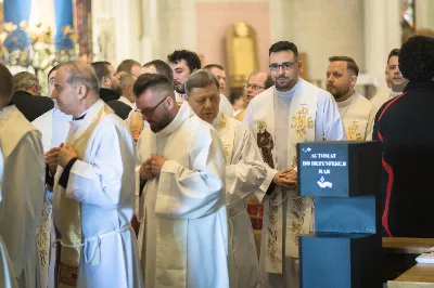 W Wielki Czwartek o godz. 10.00 w naszej Katedrze bp Jan Wątroba przewodniczył Mszy Krzyżma. Jest ona wyrazem jedności i wspólnoty duchowieństwa diecezji. Podczas tej Mszy Świętej biskup poświęcił olej chorych, katechumenów oraz olej krzyżma. Księża koncelebrujący z biskupem Eucharystię odnowili przyrzeczenia kapłańskie.
W koncelebrze wzięli udział bp Kazimierz Górny, bp Edward Białogłowski oraz 179 kapłanów z całej diecezji. W Eucharystii wzięli również udział licznie zebrani ministranci, lektorzy, animatorzy, ceremoniarze, członkowie scholi parafialnych i dziewczęcej służby maryjnej.
fot. Małgorzata Ryndak