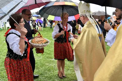 W niedzielę 29 sierpnia 2021 r. w Parku Papieskim w Rzeszowie odbyły się Dożynki Diecezjalne. Mimo deszczowej pogody do Parku Papieskiego przyjechało 57 delegacji z parafii diecezji rzeszowskiej z 65 wieńcami. Tegoroczną obsługę dożynek, w tym przygotowanie liturgii, zapewnili wierni i duszpasterze z dekanatu Rzeszów Wschód. Przed Mszą św. członkowie Stowarzyszenia Przyjaciół Ziemi Słocińskiej zaprezentowali program słowno-muzyczny. Podczas Mszy św. wystąpił chór z parafii św. Rocha w Rzeszowie pod dyrekcją Krzysztofa Husa oraz Gminna Orkiestra Dęta z Krasnego. Przed rozpoczęciem Mszy św. ks. Jerzy Uchman, diecezjalny duszpasterz rolników, przywitał przybyłych do Rzeszowa rolników, ogrodników, sadowników i pszczelarzy, wśród nich starostów dożynek: Marka Leśniewskiego i Teresę Kilar z parafii św. Rocha w Rzeszowie. Mszy św. przewodniczył bp Jan Wątroba. W koncelebrze uczestniczył bp Kazimierz Górny, ks. Wiesław Szurek oraz blisko dwudziestu księży. W długiej procesji z darami do ołtarza podeszły delegacje wszystkich obecnych parafii przynosząc chleby, wino, miód i owoce. Na zakończenie liturgii Biskup Rzeszowski pobłogosławił przyniesione płody ziemi. Po błogosławieństwie poszczególne delegacje, przedstawiane przez ks. Rafała Flaka, dyrektora Wydziału Duszpasterskiego Kurii Diecezjalnej w Rzeszowie, zaprezentowały swoje wieńce.  Fot. ks. Tomasz Nowak