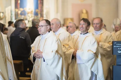 W Wielki Czwartek o godz. 10.00 w naszej Katedrze bp Jan Wątroba przewodniczył Mszy Krzyżma. Jest ona wyrazem jedności i wspólnoty duchowieństwa diecezji. Podczas tej Mszy Świętej biskup poświęcił olej chorych, katechumenów oraz olej krzyżma. Księża koncelebrujący z biskupem Eucharystię odnowili przyrzeczenia kapłańskie.
W koncelebrze wzięli udział bp Kazimierz Górny, bp Edward Białogłowski oraz 179 kapłanów z całej diecezji. W Eucharystii wzięli również udział licznie zebrani ministranci, lektorzy, animatorzy, ceremoniarze, członkowie scholi parafialnych i dziewczęcej służby maryjnej.
fot. Małgorzata Ryndak