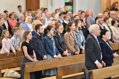 „Święty spokój” – pod takim hasłem 7 września 2019 r. spotkała się młodzież zrzeszona w katolickich ruchach i stowarzyszeniach na Diecezjalnym Dniu Młodych. Spotkanie było okazją do podsumowania wakacyjnych rekolekcji oraz wprowadzenia w systematyczną pracę w ciągu roku. W katedrze zgromadzili się członkowie Ruchu Światło-Życie, zarówno młodzież jak i członkowie Domowego Kościoła. Przed Mszą św. były świadectwa, które prowadził ks. Tomasz Rusyn, diecezjalny moderator Ruchu Światło-Życie. Zebrani wysłuchali m.in. świadectwa Katarzyny Dąbek i ks. Jana Kobaka, diecezjalnego duszpasterza rodzin, którzy prowadzili rekolekcje Ruchu Światło-Życie w Kenii. Eucharystii w katedrze przewodniczył bp Edward Białogłowski. Tegoroczny Diecezjalny Dzień Młodych odbył się po raz piąty.  fot. ks. Tomasz Nowak 