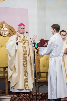 Uroczystość Chrystusa Króla to także święto Akcji Katolickiej i KSM-u. Centralnej uroczystości w Katedrze przewodniczył biskup diecezjalny Jan Wątroba. Eucharystię koncelebrowało 25 księży, wśród nich ks. Stanisław Potera – asystent diecezjalny AK i ks. Tomasz Ryczek – asystent diecezjalny KSM. Po wyznaniu wiary 88 młodych osób złożyło przyrzeczenie Katolickiego Stowarzyszenia Młodzieży. Obrzęd przyrzeczenia prowadził Paweł Grodzki – prezes KSM Diecezji Rzeszowskiej. Ceremonia zakończyła się odśpiewaniem hymnu KSM i zawołaniem: „Przez cnotę, naukę i pracę, służyć Bogu i Ojczyźnie, Gotów!”

Po Komunii św. bp Jan Wątroba, razem z ks. Stanisławem Poterą, wręczył nominacje 20 nowym prezesom oddziałów parafialnych Akcji Katolickiej. Krótkie przemówienia wypowiedzieli kolejno: Jeremi Kalkowski – prezes Zarządu Diecezjalnego Instytutu AK i Paweł Grodzki.

Po Komunii św. wszyscy zebrani uklękli przed Najświętszym Sakramentem. Biskup Ordynariusz odczytał Jubileuszowy Akt Przyjęcia Jezusa Chrystusa za Króla i Pana.

Po Mszy św. bp Jan Wątroba wręczył odznaki i legitymacje nowym członkom KSM.

fot. Fotografiarzeszow