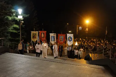 W niedzielę 13 września przeżywaliśmy uroczyste Nabożeństwo Fatimskie. Mszy Świętej przewodniczył i homilię wygłosił ks. Michał Bator - proboszcz parafii pw. Św. Michała Archanioła w Rzeszowie. O godz. 18.40 zostały przedstawione prośby i podziękowania do Matki Bożej Fatimskiej, w intencji których sprawowana była także Msza Święta. Po Mszy Świętej wyruszyła procesja różańcowa z figurą Matki Bożej. Modlitwę różańcową prowadził ks. Dominik Kiełb wraz z parafianami parafii pw. Św. Michała Archanioła w Rzeszowie. Nabożeństwo zakończył Apel Jasnogórski. fot. Rafał Waszczak 