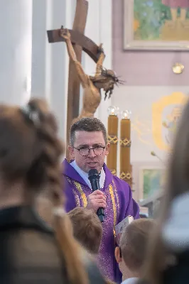 W IV Niedzielę Wielkiego Postu, podczas Mszy Świętej o godz. 12:00, ks. Krzysztof Gołąbek – proboszcz naszej Katedry, przyjął do grona Liturgicznej Służby Ołtarza dziesięciu nowych ministrantów! Po odpowiednim przygotowaniu, pod czujnym okiem ks. Pawła Wójcika oraz animatorów, chłopcy otrzymali stopień ministranta choralisty – po raz pierwszy założyli kołnierzyki i otrzymali legitymacje ministranckie. To wyjątkowy moment i ogromna radość dla naszej wspólnoty! 
Serdecznie gratulujemy chłopcom odwagi oraz życzymy wytrwałości w tej pięknej służbie przy Ołtarzu Pana Jezusa. 
Jeśli chcesz dołączyć do grona ministrantów – serdecznie zapraszamy! Zainteresowanych prosimy o kontakt z ks. Pawłem Wójcikiem.
 fot. Joanna Prasoł