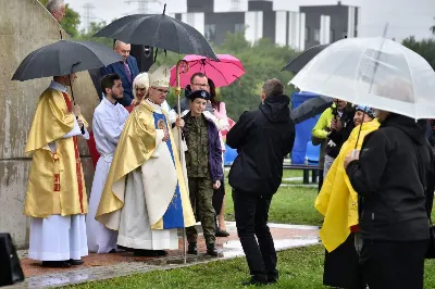 W niedzielę 29 sierpnia 2021 r. w Parku Papieskim w Rzeszowie odbyły się Dożynki Diecezjalne. Mimo deszczowej pogody do Parku Papieskiego przyjechało 57 delegacji z parafii diecezji rzeszowskiej z 65 wieńcami. Tegoroczną obsługę dożynek, w tym przygotowanie liturgii, zapewnili wierni i duszpasterze z dekanatu Rzeszów Wschód. Przed Mszą św. członkowie Stowarzyszenia Przyjaciół Ziemi Słocińskiej zaprezentowali program słowno-muzyczny. Podczas Mszy św. wystąpił chór z parafii św. Rocha w Rzeszowie pod dyrekcją Krzysztofa Husa oraz Gminna Orkiestra Dęta z Krasnego. Przed rozpoczęciem Mszy św. ks. Jerzy Uchman, diecezjalny duszpasterz rolników, przywitał przybyłych do Rzeszowa rolników, ogrodników, sadowników i pszczelarzy, wśród nich starostów dożynek: Marka Leśniewskiego i Teresę Kilar z parafii św. Rocha w Rzeszowie. Mszy św. przewodniczył bp Jan Wątroba. W koncelebrze uczestniczył bp Kazimierz Górny, ks. Wiesław Szurek oraz blisko dwudziestu księży. W długiej procesji z darami do ołtarza podeszły delegacje wszystkich obecnych parafii przynosząc chleby, wino, miód i owoce. Na zakończenie liturgii Biskup Rzeszowski pobłogosławił przyniesione płody ziemi. Po błogosławieństwie poszczególne delegacje, przedstawiane przez ks. Rafała Flaka, dyrektora Wydziału Duszpasterskiego Kurii Diecezjalnej w Rzeszowie, zaprezentowały swoje wieńce.  Fot. ks. Tomasz Nowak