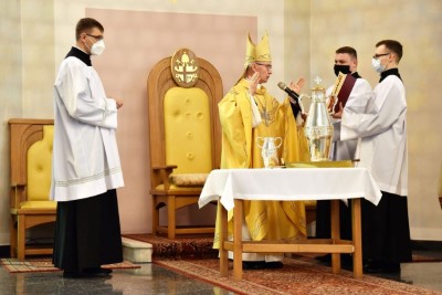 1 kwietnia 2021 r., w Wielki Czwartek, w naszej Katedrze została odprawiona Msza Krzyżma. Eucharystii przewodniczył bp Jan Wątroba. W koncelebrze uczestniczył bp Kazimierz Górny, bp Edward Białogłowski oraz 50 księży – z powodu ograniczeń związanych ze stanem epidemii byli to tylko przedstawiciele duchowieństwa diecezji rzeszowskiej. Do katedry nie przyjechała Liturgiczna Służba Ołtarza i schole. Po Komunii św. bp Jan Wątroba poświęcił olej krzyżma, który jest używany m.in. podczas udzielania sakramentu chrztu, bierzmowania i święceń kapłańskich. Wcześniej biskup pobłogosławił olej chorych i olej katechumenów.  Przed błogosławieństwem ks. Waldemar Dopart, proboszcz parafii św. Józefa na osiedlu Staromieście w Rzeszowie, w imieniu wszystkich kapłanów złożył biskupom świąteczne życzenia.  Na zakończenie Mszy Świętej Biskup Rzeszowski ogłosił nominację ks. Pawła Synosia, delegata biskupa ds. formacji stałej kapłanów na wikariusza biskupiego ds. formacji stałej kapłanów diecezji rzeszowskiej.  fot. ks. Tomasz Nowak