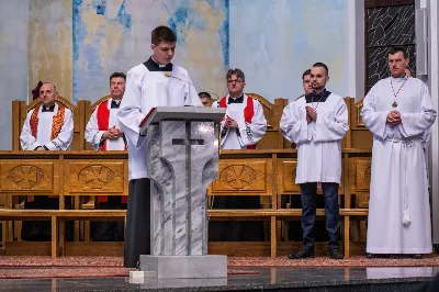 Liturgia Męki Pańskiej rozpoczęła się od procesji wejścia w zupełnej ciszy i gestu prostracji – pokornego padnięcia twarzą do ziemi głównego celebransa – Biskupa Rzeszowskiego Jana Wątroby. Drugim etapem nabożeństwa była Liturgia Słowa. Jej centrum stanowiła Męka Pańska w relacji wg św. Jana – odśpiewana przez ks. Juliana Wybrańca, kl. Dawida Piroga oraz kl. Karola Baraniewicza, z partiami tłumu wykonanymi przez Katedralny Chór Chłopięco-Męski Pueri Cantores Resovienses (tenory i basy), pod dyrekcją ks. dra Andrzeja Widaka we współpracy z Angelą Pacutą i Edytą Kotulą, dyrygentkami chóru.

W homilii bp Jan Wątroba zapraszał do odczytania na nowo sensu krzyża Jezusa i Jego Orędzia.

Trzecią częścią liturgii była adoracja krzyża. W pierwszej kolejności krzyż adorowali poprzez ucałowanie: Ksiądz Biskup, księża z Wyższego Seminarium Duchownego w Rzeszowie, księża katedralni oraz siostry zakonne. Następnie hołd krzyżowi oddali wszyscy wierni, wpatrując się w krzyż trzymany przez ks. Krzysztofa Gołąbka, proboszcza katedry.

Ostatnią częścią liturgii był obrzęd Komunii św. zakończony przeniesieniem Pana Jezusa w monstrancji do tzw. Bożego grobu. W tym roku dekoracja grobu nawiązuje do przeżywanego roku duszpasterskiego pt. „Wierzę w Kościół Chrystusowy”. Projekt autorstwa ks. Pawła Wójcika, wikariusza katedralnego, zachęca do pogłębienia relacji z Jezusem i jak wzywa napis umieszczony na grobie do „zakorzenienia w Kościele Chrystusa”.
fot. Joanna Prasoł 