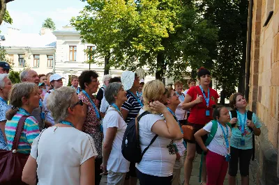 W ostatnią sobotę sierpnia katedralni parafianie pod opieką księdza proboszcza Krzysztofa Gołąbka pielgrzymowali do klasztoru na Świętym Krzyżu oraz Kielc.
Pierwszym punktem był spacer na platformę widokowo-obserwacyjną, gdzie mogliśmy podziwiać jedne z największych gołoborzy w Polsce. Gołoborza łysogórskie tworzą interesujące pola kamieni pośród lasów Puszczy Jodłowej. Nasyceni malowniczymi widokami udaliśmy się do Klasztoru Oblatów, gdzie z przewodnikiem zwiedziliśmy kryptę księcia Jeremiego Wiśniowieckiego, poznaliśmy historię powstawania Klasztoru oraz jego burzliwe dzieje. Zwiedziliśmy muzeum misyjne Ojców Oblatów i dotarliśmy do kaplicy, gdzie znajdują się relikwie drzewa Krzyża Świętego. W skupieniu i refleksji uczestniczyliśmy w modlitwie, błogosławieństwie i ucałowaniu relikwiarza.
Najważniejszym punktem na naszym pielgrzymim szlaku była Msza Święta sprawowana przez księdza proboszcza Krzysztofa Gołąbka w intencjach wszystkich uczestników pielgrzymki. Była ona dla nas szczególnym przeżyciem, ponieważ była odprawiana w Bazylice Mniejszej pw. Trójcy Świętej, sąsiadującej z kaplicą, w której znajduje się cząstka Ziemi Świętej – relikwie Świętego Krzyża. Po Mszy Świętej przyszedł czas na indywidualne zwiedzanie – wykorzystaliśmy go, aby wejść na platformę widokową wieży, skąd rozpościerają się wspaniałe i zachwycające widoki.
Następnie pojechaliśmy do Kielc, gdzie przy słonecznej pogodzie spacerowaliśmy po Rezerwacie Kadzielnia, podziwiając dawny kamieniołom, Skałkę Geologów, Pomnik Dekalogu oraz amfiteatr kielecki.
Z uwagi na wspaniały wystrój i wyjątkowe zabytki Bazyliki Katedralnej Wniebowzięcia Najświętszej Maryi Panny, ta świątynia na długo pozostanie w naszej pamięci. Podziwialiśmy również znajdujący się obok Bazyliki były Pałac Biskupów Krakowskich (obecnie znajduje się tam Muzeum Narodowe) oraz znajdujący się za nim ogród włoski.
Wycieczkę zakończyliśmy spacerem po rynku kieleckim, gdzie mogliśmy zobaczyć wyjątkowe mieszczańskie kamienice sprzed 150 lat.
Czas pielgrzymki był dla wszystkich pielgrzymów dobrze i owocnie spędzonym dniem. Nie zabrakło w nim modlitwy i refleksji, a także zachwytu nad pięknem przyrody i historycznymi zabytkami. Zachęcamy wszystkich do udziału w kolejnych pielgrzymkach.
Agnieszka i Arkadiusz Sowa
fot. Andrzej Kotowicz 