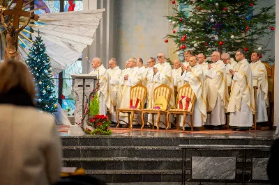 6 stycznia 2022 r., w Uroczystość Objawienia Pańskiego, o godz. 12.00 w katedrze rzeszowskiej została odprawiona Msza św. w intencji bp. Kazimierza Górnego i bp. Edwarda Białogłowskiego, którzy przeżywali kolejno 37. i 34. rocznicę konsekracji biskupich. Mszy św. przewodniczył bp Jan Wątroba. Eucharystię koncelebrował abp Edward Nowak, bp Kazimierz Górny, bp Edward Białogłowski i 30 księży. Podczas Mszy św. śpiewał Katedralny Chór Chłopięco-Męski Pueri Cantores Resovienses. Biskup Kazimierz Górny urodził się 24 grudnia 1937 r. w Lubniu. W 1960 r. przyjął święcenia kapłańskie. 6 stycznia 1985 r. w Bazylice św. Piotra w Rzymie przyjął święcenia biskupie z rąk Jana Pawła II. Jako zawołanie przyjął słowa „Omnia Tibi”. Do 1992 r. pełnił funkcję wikariusza generalnego archidiecezji krakowskiej. Od 1992 do 2013 r. był ordynariuszem diecezji rzeszowskiej. Biskup Edward Białogłowski urodził się 8 stycznia 1947 r. w Rzeplinie. W 1972 r. przyjął święcenia kapłańskie. 6 stycznia 1988 r. w katedrze przemyskiej przyjął święcenia biskupie z rąk bp. Ignacego Tokarczuka. Jako zawołanie przyjął słowa „In virtuti Spiritus Sancti”. Od 1992 r. pełni zadania biskupa pomocniczego diecezji rzeszowskiej. fot. Paulina Lęcznar