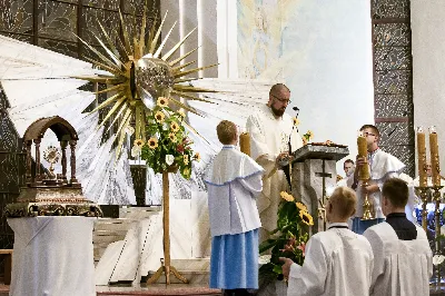 W piątek 13 września przeżywaliśmy uroczyste Nabożeństwo Fatimskie. Mszy Świętej przewodniczył ks. Jacek Pasela. Kazanie wygłosił ks. Michał Domasik. O godz. 18.40 zostały przedstawione prośby i podziękowania do Matki Bożej Fatimskiej, w intencji których sprawowana była także Msza Święta. Śpiewał chór z parafii pw. Św. Jadwigi Królowej pod dyrekcją Marcina Kaławaja. Po Mszy Świętej wyruszyła procesja z figurą Matki Bożej i relikwiami świętych Dzieci Fatimskich. Nabożeństwo zakończył Apel Jasnogórski. Dziękujemy parafii pw. Św. Jadwigi Królowej za przygotowanie liturgii oraz parafii pw. Michała Archanioła za prowadzenie modlitwy różańcowej. fot. Joanna Prasoł 