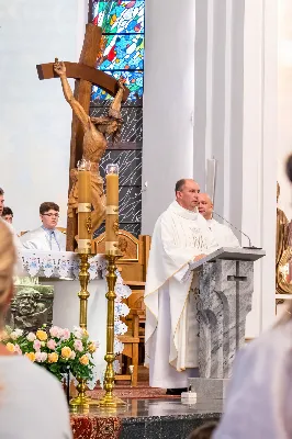 W niedzielę 13 sierpnia przeżywaliśmy kolejne w tym roku Nabożeństwo Fatimskie. O godz. 18.40 zostały przedstawione prośby i podziękowania do Matki Bożej Fatimskiej, w intencji których sprawowana była także Msza Święta. Eucharystii przewodniczył ks. Piotr Fortuna (proboszcz parafii Rzeszów-Matysówka), homilię zaś wygłosił ks. Jan Pyziak (proboszcz parafii Rzeszów-Matysówka w latach 1985-2018). Po Mszy Świętej wyruszyła procesja z figurą Matki Bożej, podczas której modlitwę różańcową prowadzili przedstawiciele parafii Rzeszów-Zalesie wraz ze swoim duszpasterzem ks. Łukaszem Jaskiem. Modlitwę ubogaciła obecność Orkiestry Dętej pod dyrekcją Tadeusza Cielaka. Nabożeństwo zakończył Apel Jasnogórski. fot. Joanna Prasoł