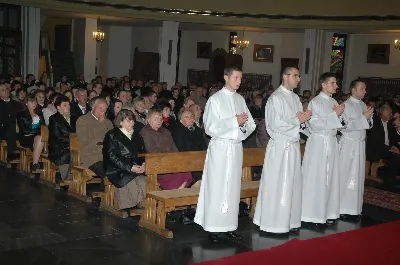 We wtorek 22.10.2019 r. w liturgiczne wspomnienie św. Jana Pawła II bp Jan Wątroba poświęcił ołtarz-relikwiarium ku czci Świętego Papieża na Mszy Świętej o godz. 18.00 jako dar parafian na 100-lecie urodzin Karola Wojtyły. 20 minut przed Mszą Świętą nasz Chór Katedralny Pueri Cantores Resovienses pod dyrekcją Marcina Florczaka wykonał koncert dedykowany św. Janowi Pawłowi II. Po Mszy Świętej Akcja Katolicka naszej parafii poprowadziła różaniec z Ojcem Świętym Janem Pawłem II przy Jego relikwiach. Fot. Dariusz Kamiński (https://fotografiarzeszow.com.pl/) 