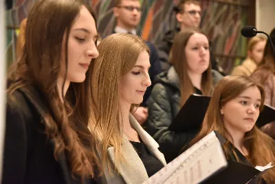 Mszy św. w Środę Popielcową na rozpoczęcie Wielkiego Postu w katedrze rzeszowskiej przewodniczył bp Jan Wątroba. Eucharystię koncelebrowali: ks. Łukasz Cyrnek, ks. Krzysztof Golas, ks. Krzysztof Gołąbek, ks. Sławomir Jeziorski, ks. Dominik Kiełb, ks. Jakub Nagi i ks. Nikodem Rybczyk.
Homilię wygłosił ks. Julian Wybraniec, wikariusz parafii katedralnej. Kaznodzieja w rozważaniu mówił o symbolice popiołu, którym w Środę Popielcową posypuje się głowy uczestników liturgii.
Po homilii odbył się obrzęd wybrania i wpisania imion do księgi katechumenów dwóch kobiet, które, jako dorosłe, przygotowują się do przyjęcia sakramentów inicjacji chrześcijańskiej.
Następnie odbył się obrzęd posypania popiołem.
Podczas Mszy św. posługę muzyczną pełniła Katedralna Schola Liturgiczna. Eucharystia była transmitowana przez Katolickie Radio VIA.
fot. ks. Jakub Oczkowicz