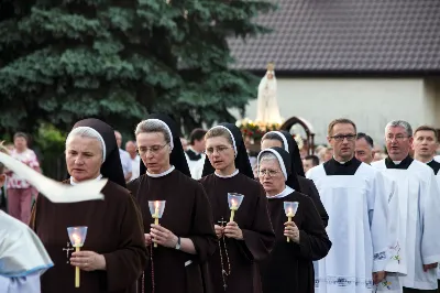 W czwartek 13 czerwca przeżywaliśmy uroczyste Nabożeństwo Fatimskie. Naszym modlitwom przewodniczył ks. Tadeusz Pindara. Kazanie wygłosił ks. Paweł Blat. O godz. 18.40 zostały przedstawione prośby i podziękowania do Matki Bożej Fatimskiej, w intencji których sprawowana była także Msza Święta. Po Mszy Świętej wyruszyła procesja z figurą Matki Bożej i relikwiami świętych Dzieci Fatimskich. Nabożeństwo zakończył Apel Jasnogórski. Dziękujemy parafii pw. Matki Bożej Częstochowskiej (Drabinianka) w Rzeszowie za przygotowanie liturgii oraz parafii pw. Miłosierdzia Bożego (Biała) za prowadzenie modlitwy różańcowej. fot. Joanna Prasoł 