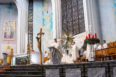 Wrześniowe nabożeństwo fatimskie, będące odpowiedzią na wezwanie Maryi do modlitwy i pokuty, odbyło się w ubiegły wtorek, 13 dnia miesiąca. Tym razem w Katedrze Rzeszowskiej zostało przygotowane przez parafie św. Michała Archanioła oraz św. Jadwigi Królowej.
Nabożeństwo rozpoczęło się odczytaniem próśb i podziękowań do Matki Bożej Fatimskiej, w intencji których następnie sprawowana była Msza Święta. Uroczystej, koncelebrowanej liturgii przewodniczył ks. Tomasz Gałuszka – wikariusz parafii św. Jadwigi.
Słowo Boże wygłosił ks. Grzegorz Kot – Diecezjalny Duszpasterz Trzeźwości i Osób Uzależnionych. Nawiązał do liturgii słowa z dnia, podkreślając trafne powiązanie z Tajemnicą Fatimską. „Niejedna matka dzisiaj płacze, jak owa kobieta z Nain, nad śmiercią swojego dziecka. Niejedna matka płacze, patrząc na pogubienie swojego dziecka – że życie mu nie wychodzi, że się poplątało, że nie chodzi do kościoła, nie modli się. Ową matką jest również Kościół, który płacze, kiedy się gubimy, kiedy w naszym sercu zaczyna kiełkować grzech i zaczynamy odchodzić. Trzeba nam stanąć w prawdzie i uderzyć się we własne piersi – i po to tu jesteśmy, aby modlitwą różańcową złożyć zadośćuczynienie za grzechy swoje i całego świata”.
„To nabożeństwo winno nas wprowadzać w osobistą retrospekcję, rachunek sumienia – czy oby jestem bratem dla brata? Bo może w moje serce wkradło się porównywanie, osądzanie, obmowa wobec tych, którzy się pogubili na drogach swojego życia” – mówił dalej ks. Grzegorz.
Kaznodzieja zachęcał do odpowiedzi na wołanie Matki Bożej w Fatimie i porzucenie obaw, strachu i niepewności. „Może nam się wydawać, gdyby Bóg na naszych oczach dotknął trumny, kogoś wskrzesił, byłoby nam łatwiej wierzyć. Nic bardziej mylnego. Wystarczy zerknąć na Łazarza i bogacza, wołającego: Ojcze Abrahamie, poślij kogoś z umarłych do żyjących, a na pewno uwierzą. Poślij kogoś. Bóg posyła Matkę do dzieci w Fatimie, a idąc dalej – posyła dzieci. O co prosi Matka Boża w Fatimie? O pokutę i różaniec. Trzecia Tajemnica Fatimska może przerażać, ale tych, co wierzą, nie powinna. Jeżeli w Twoim sercu jest wiara, nie stanie ci się krzywda”.
Po zakończonej liturgii Mszy Świętej wierni polecali swoje intencje w modlitwie różańcowej przy figurze Matki Bożej Fatimskiej. Modlitwę prowadzili ks. Rafał Kłos (wikariusz parafii św. Michała Archanioła) oraz diakoni. Ze względu na trwający remont schodów zrezygnowano z procesji. Nabożeństwo zakończono odśpiewaniem Apelu Jasnogórskiego o godz. 21.00. Następnie jeszcze przez godziną trwała indywidualna adoracja Najświętszego Sakramentu.
Posługę muzyczną podjął chór Michael z parafii św. Michała Archanioła w Rzeszowie oraz orkiestra dęta prowadzona przez p. Tadeusza Cielaka. Obecne były także poczty sztandarowe, przedstawiciele Rycerzy Kolumba i Bractwa św. Michała Archanioła.
Ostatnie w tym roku nabożeństwo fatimskie odbędzie się 13 października. W Katedrze Rzeszowskiej będzie prowadzone przez Wyższe Seminarium Duchowne w Rzeszowie.

fot. Joanna Prasoł 