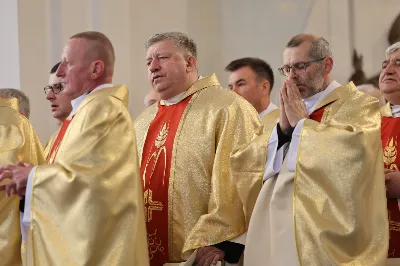 „Eucharystia powinna nas prowadzić do odkrycia kapłańskiej misji Ludu Bożego, kapłańskiej misji każdego z nas” – powiedział Biskup Rzeszowski podczas Mszy Wieczerzy Pańskiej, której przewodniczył w katedrze rzeszowskiej w Wielki Czwartek, 2 kwietnia 2026 r.
Podczas uroczystej liturgii Wielkiego Czwartku w katedrze rzeszowskiej, której przewodniczył bp Jan Wątroba, wierni zostali zaproszeni do refleksji nad tajemnicą Eucharystii, kapłaństwa oraz powołania całego Ludu Bożego do udziału w misji Chrystusa. Na zakończenie homilii biskup zachęcił do szczególnej modlitwy za kapłanów, zwłaszcza tych przeżywających trudności i kryzysy. „Panie Jezu, dobry pasterzu i towarzyszu wędrówki, dziś powierzamy Ci wszystkich kapłanów, ale zwłaszcza tych, którzy przechodzą chwilę kryzysu” – powiedział Biskup Rzeszowski. Wezwał także wspólnotę wiernych do troski o kapłanów poprzez modlitwę, życzliwość i wsparcie.
Wielkoczwartkowa liturgia w katedrze rzeszowskiej stała się nie tylko dziękczynieniem za dar Eucharystii i kapłaństwa, ale także wezwaniem do odnowienia świadomości odpowiedzialności każdego wiernego za życie Kościoła i świadectwo wiary w świecie. fot. ks. Jakub Oczkowicz