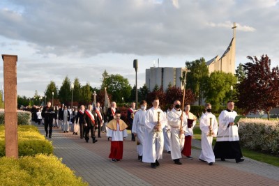 2 czerwca 2021 r., w 30. rocznicę wizyty Jana Pawła II w Rzeszowie, bp Kazimierz Górny i Tadeusz Ferenc odsłonili, a bp Jan Wątroba poświęcił pomnik św. Jana Pawła II w Parku Papieskim w Rzeszowie.  Odsłonięcie i poświęcenie poprzedziła Msza św. w naszej Katedrze pod przewodnictwem bpa Jana Wątroby. Eucharystię koncelebrował bp Edward Białogłowski, abp Edward Nowak i blisko 20 księży. We Mszy św. uczestniczył bp Kazimierz Górny.  Homilię wygłosił bp Edward Białogłowski. Po Komunii Świętej abp Edward Nowak, były sekretarz Kongregacji Spraw Kanonizacyjnych, powiedział o swojej współpracy z Janem Pawłem II.  Po Mszy św. jej uczestnicy przeszli do Parku Papieskiego. Krótkie przemówienia wygłosili: Ewa Leniart, wojewoda podkarpacki, Marek Bajdak, pełniący funkcję prezydenta Rzeszowa, Mieczysław Janowski, były prezydent Rzeszowa i bp Kazimierz Górny, pierwszy ordynariusz diecezji rzeszowskiej.  Pomnik odsłonił bp Kazimierz Górny i Tadeusz Ferenc, były prezydent Rzeszowa, a poświęcania dokonał bp Jan Wątroba.  Na początku października 2020 r. w Parku Papieskim zamontowano pomnik św. Jana Pawła II, który zastąpił obelisk z tablicą upamiętniającą pobyt papieża w Rzeszowie (obelisk umieszczono kilka metrów obok pomnika). Czterometrowy pomnik przedstawia Ojca Świętego ubranego w liturgiczne szaty, siedzącego na granitowym tronie. Papież w jednej ręce trzyma księgę Pisma Świętego, a drugą wykonuje gest błogosławieństwa. Odlew został wykonany z brązu. Całość znajduje się na granitowym podeście, który oplatają metalowe róże.  Pomnik zaprojektował Eliasz Dyrow, 26-letni malarz i rzeźbiarz z Jarosławia. Dyrow urodził się w polskiej rodzinie mieszkającej w Kijowie. W 2011 r., w ramach repatriacji, przyjechał do Jarosławia, gdzie ukończył Liceum Plastyczne, a następnie Wydział Sztuki Uniwersytetu Rzeszowskiego.  fot. ks. Tomasz Nowak 