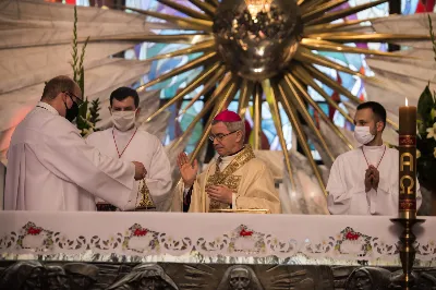 W poniedziałek 18 maja o godz. 18.00 w naszej Katedrze miało miejsce dziękczynienie w stulecie urodzin Karola Wojtyły – św. Jana Pawła II. W tym dniu dziękowaliśmy również i modliliśmy się w intencji naszych Księży Biskupów: Jana – z racji 20. rocznicy sakry biskupiej oraz Kazimierza – z racji 60. rocznicy święceń kapłańskich, a także w intencji naszego Księdza Infułata Stanisława w 60. rocznicę święceń kapłańskich. Eucharystii przewodniczył bp Jan Wątroba. Mszę św. koncelebrowali: bp Kazimierz Górny, bp Edward Białogłowski, infułaci: ks. Stanisław Mac i ks. Wiesław Szurek, księża dziekani oraz duchowni z różnych instytucji diecezji rzeszowskiej.  W Mszy św. uczestniczyły władze państwowe i samorządowe oraz służby mundurowe. fot. Dariusz Kamiński (fotografiarzeszow.com.pl)