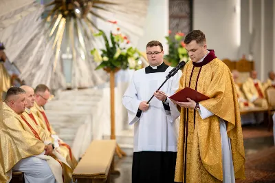 „Na swoje życie i swoje kapłaństwo trzeba popatrzeć w świetle Bożej miłości. Inaczej go nie pojmiemy ani my, ani ci, którzy będą na nas patrzeć” – mówił bp Jan Wątroba podczas Mszy św. z udzieleniem święceń prezbiteratu. 4 czerwca 2022 r. w kościele katedralnym jedenastu diakonów diecezji rzeszowskiej przyjęło sakrament kapłaństwa.
Do grona neoprezbiterów diecezji rzeszowskiej należą: ks. Sebastian Bełz z parafii w Nienadówce, ks. Krzysztof Lampart z parafii w Rudnej Wielkiej, ks. Mateusz Łachmanek z parafii w Lipinkach, ks. Karol Migut z parafii w Jasionce, ks. Marcin Murawski z parafii katedralnej w Rzeszowie, ks. Adrian Pazdan z parafii w Zagorzycach, ks. Tomasz Sienicki z parafii w Bieździedzy, ks. Dominik Świeboda z parafii w Palikówce, ks. Piotr Wąsacz z parafii bł. Władysława Findysza w Rzeszowie, ks. Mateusz Wojtuń z parafii w Święcanach oraz ks. Wiktor Zoła z parafii w Cieklinie.
Mszy św. przewodniczył i święceń udzielił bp Jan Wątroba. Eucharystię koncelebrowało około osiemdziesięciu księży, m.in: przełożeni Wyższego Seminarium Duchownego w Rzeszowie oraz proboszczowie i wikariusze z parafii rodzinnych neoprezbiterów. W Mszy św. uczestniczył abp Edward Nowak, bp Kazimierz Górny i bp Edward Białogłowski.
Zebranych w kościele katedralnym powitał ks. Krzysztof Gołąbek, proboszcz parafii.
W homilii bp Jan Wątroba nawiązał do słów z Ewangelii według św. Jana w których Chrystus tłumaczy co to znaczy być dobrym pasterzem. „Być kapłanem w Kościele Chrystusowym to znaczy mieć udział w Jego pasterskiej misji i stale upodabniać się do Dobrego Pasterza, który zna owce, karmi je, broni i jest gotów oddać życie dla ich dobra” – mówił hierarcha.
Po homilii odbył się obrzędy święceń: przyrzeczenie czci i posłuszeństwa Biskupowi Ordynariuszowi, Litania do Wszystkich Świętych podczas której kandydaci leżeli krzyżem, nałożenie rąk, modlitwa święceń oraz namaszczenie rąk krzyżmem i wręczenie chleba i wina. Podczas Liturgii Eucharystycznej nowo wyświęceni po raz pierwszy wyciągnęli dłonie nad chlebem i winem wypowiadając słowa konsekracji.
Na zakończenie Mszy św. ks. Tomasz Sienicki, podziękował w imieniu nowo wyświęconych wszystkim, którzy przyczynili się do przygotowania ich do kapłaństwa. Słowa wdzięczności, m.in. przełożonym Wyższego Seminarium Duchownego w Rzeszowie i rodzicom neoprezbiterów, wypowiedział bp Jan Wątroba. 
W drodze do zakrystii neoprezbiterzy zatrzymali się przy figurze Matki Bożej Fatimskiej zawierzając swoje kapłaństwo Matce Bożej.
W niedzielę, 5 czerwca, w Uroczystość Zesłania Ducha Świętego, neoprezbiterzy będą sprawować w swoich rodzinnych parafiach uroczyste Msze św. prymicyjne, a w najbliższych tygodniach otrzymają skierowania do parafii.

Fot. ks. Jakub Nagi oraz biala-wrona.pl
