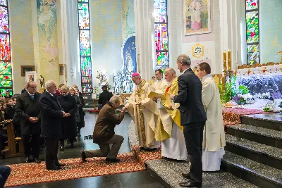 Uroczystość Chrystusa Króla to także święto Akcji Katolickiej i KSM-u. Centralnej uroczystości w Katedrze przewodniczył biskup diecezjalny Jan Wątroba. Eucharystię koncelebrowało 25 księży, wśród nich ks. Stanisław Potera – asystent diecezjalny AK i ks. Tomasz Ryczek – asystent diecezjalny KSM. Po wyznaniu wiary 88 młodych osób złożyło przyrzeczenie Katolickiego Stowarzyszenia Młodzieży. Obrzęd przyrzeczenia prowadził Paweł Grodzki – prezes KSM Diecezji Rzeszowskiej. Ceremonia zakończyła się odśpiewaniem hymnu KSM i zawołaniem: „Przez cnotę, naukę i pracę, służyć Bogu i Ojczyźnie, Gotów!”

Po Komunii św. bp Jan Wątroba, razem z ks. Stanisławem Poterą, wręczył nominacje 20 nowym prezesom oddziałów parafialnych Akcji Katolickiej. Krótkie przemówienia wypowiedzieli kolejno: Jeremi Kalkowski – prezes Zarządu Diecezjalnego Instytutu AK i Paweł Grodzki.

Po Komunii św. wszyscy zebrani uklękli przed Najświętszym Sakramentem. Biskup Ordynariusz odczytał Jubileuszowy Akt Przyjęcia Jezusa Chrystusa za Króla i Pana.

Po Mszy św. bp Jan Wątroba wręczył odznaki i legitymacje nowym członkom KSM.

fot. Fotografiarzeszow