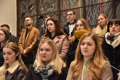 Mszy św. w Środę Popielcową na rozpoczęcie Wielkiego Postu w katedrze rzeszowskiej przewodniczył bp Jan Wątroba. Eucharystię koncelebrowali: ks. Łukasz Cyrnek, ks. Krzysztof Golas, ks. Krzysztof Gołąbek, ks. Sławomir Jeziorski, ks. Dominik Kiełb, ks. Jakub Nagi i ks. Nikodem Rybczyk.
Homilię wygłosił ks. Julian Wybraniec, wikariusz parafii katedralnej. Kaznodzieja w rozważaniu mówił o symbolice popiołu, którym w Środę Popielcową posypuje się głowy uczestników liturgii.
Po homilii odbył się obrzęd wybrania i wpisania imion do księgi katechumenów dwóch kobiet, które, jako dorosłe, przygotowują się do przyjęcia sakramentów inicjacji chrześcijańskiej.
Następnie odbył się obrzęd posypania popiołem.
Podczas Mszy św. posługę muzyczną pełniła Katedralna Schola Liturgiczna. Eucharystia była transmitowana przez Katolickie Radio VIA.
fot. ks. Jakub Oczkowicz