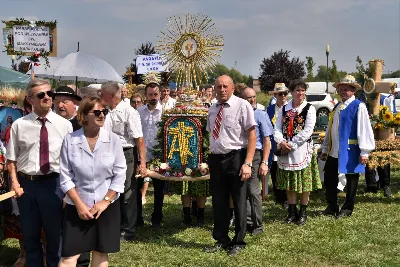 „Wierność ideałom jest gwarantem tego, że nie pogubimy się życiowo, nie skompromitujemy się i w naszym polskim domu będziemy gospodarzami, a nie najemnikami” – mówił podczas Dożynek Diecezjalnych bp Edward Białogłowski. 28 sierpnia 2022 r. do Parku Papieskiego w Rzeszowie przyjechało ponad 60 delegacji z wieńcami.

Do Parku Papieskiego w Rzeszowie przyjechało ponad 60 delegacji z parafii diecezji rzeszowskiej z wieńcami żniwnymi. Tegoroczną obsługę dożynek, w tym przygotowanie liturgii, zapewnili wierni i duszpasterze z Diecezjalnego Sanktuarium św. Józefa w Rzeszowie i dekanatu Rzeszów Północ. Przed Mszą św. odbył się program słowno-muzyczny w wykonaniu Diakonii Muzycznej z parafii św. Józefa w Rzeszowie.

Przed rozpoczęciem Mszy św. ks. Jerzy Uchman, diecezjalny duszpasterz rolników, przywitał przybyłych do Rzeszowa rolników, ogrodników, sadowników i pszczelarzy, wśród nich starostów dożynek: Aleksandrę i Bartłomieja Kędziorów z parafii pw. św. Józefa w Rzeszowie, a także obecnych na Mszy św. parlamentarzystów, władze państwowe i samorządowe, służby mundurowe oraz poczty sztandarowe.

Eucharystii przewodniczył bp Kazimierz Górny. W koncelebrze uczestniczył bp Edward Białogłowski, ks. infułat Wiesław Szurek oraz blisko dwudziestu księży.

Homilię wygłosił bp Edward Białogłowski.

„Dziękujemy Bogu za rolników, którzy mimo różnych trudności i przeciwności, które dotykają polską wieś, trwają przy rodzinnych gospodarstwach. Pochylają się nad rolą, która wydaje chleb i różne rośliny, warzywa, owoce i kwiaty. Dziękujemy wam, gospodynie i gospodarze, starsi i młodzi, za troskę i bezpieczeństwo żywnościowe naszego kraju oraz za zapasy żywnościowe, które są sprzedawane do innych krajów, a także wspomagają naszych sąsiadów borykających się, czy uciekających ze swojego kraju przed wojną do naszej ojczyzny, aby znaleźć tutaj bezpieczny kąt” – mówił bp Edward Białogłowski.

Biskup Białogłowski kierując do zebranych słowa zachęty pytał:

„Czy wasze domu rozbrzmiewają codzienną modlitwą dziękczynną i błagalną? Czy niedziela dla waszych domowników jest dniem świętym, z udziałem we Mszy św., z rodzinnym posiłkiem, z rozmową o waszej rodzinie, o jej troskach i radościach, o gospodarstwie, jego przyszłości i o przyszłości naszej ojczyzny? Zapalajcie ducha młodego pokolenia do życia ideałami: Bóg, honor, ojczyzna (…) Wierność ideałom jest gwarantem tego, że nie pogubimy się życiowo, nie skompromitujemy się i w naszym polskim domu będziemy gospodarzami, a nie najemnikami” – mówił bp Białogłowski.

Po błogosławieństwie poszczególne delegacje zaprezentowały swoje wieńce.

ks. Jakub Nagi
fot. ks. Tomasz Nowak