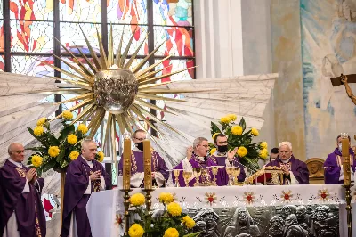 W czwartek 5 listopada o godz. 11.00 Mszą Świętą pogrzebową pożegnaliśmy śp. ks. inf. Stanisława Maca - pierwszego proboszcza i budowniczego Rzeszowskiej Katedry, byłego prepozyta Kapituły Katedralnej i długoletniego dziekana dekanatu Rzeszów – Katedra.  Mszy Świętej przewodniczył bp Jan Wątroba, homilię wygłosił ks. Stanisław Potera. W koncelebrze uczestniczył bp Stanisław Jamrozek - biskup pomocniczy przemyski i ok. 50 księży. fot. Dariusz Kamiński Fotografiarzeszow