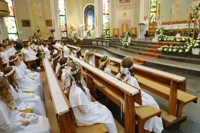 Maj to dla wielu najpiękniejszy miesiąc w roku. W liturgii Kościoła szczególnie wtedy czcimy Maryję oraz radujemy się ze Zmartwychwstania Pańskiego. W niedzielę 8 maja w naszej Katedrze dzieci z klas III doświadczyły równie wielkiej radości po raz pierwszy w pełni uczestnicząc we Mszy Świętej. To niezwykłe spotkanie z Chrystusem w Komunii Świętej zostało poprzedzone przygotowaniem poprzez katechezy w szkole i spotkania w parafii, a także spowiedzią. Poprzez niedzielne Eucharystie o godz. 12.00 i 13.30 celebrowane przez ks. Krzysztofa Gołąbka, proboszcza naszej Katedry, 88 dzieci rozpoczęło wielką przygodę z Jezusem ukrytym w Najświętszym Sakramencie. Towarzyszyli im rodzice, którzy wraz ze swoimi dziećmi przygotowywali się do tego wydarzenia, a także najbliższa rodzina. Posługę w liturgii Mszy Świętej pełniły dzieci pierwszokomunijne oraz ich rodzice.
Wielka radość serc dzieci komunijnych promieniowała na wszystkich uczestników Mszy Świętej i przypominała zebranym na liturgii, że spotkanie z Jezusem Eucharystycznym to przywilej i wielkie szczęście. Czas tej wielkiej radości został przedłużony przez „Biały Tydzień”, w którym dzieci uczestniczyły w wieczornej Eucharystii, przyjmując Jezusa do swoich serc. 

Wszystkim dzieciom, które w tym roku przeżywały swoją Pierwszą Komunię Świętą, życzymy, aby nie gasł w nich zapał do poznawania Jezusa i Jego nauki, a radość, jaka towarzyszyła tym dniom, była nieodłączną towarzyszką ich spotkań z Jezusem w Eucharystii. A s. Julicie i ks. Julianowi dziękujemy za serce włożone w przygotowanie dzieci do tego wielkiego wydarzenia.

fot. Paweł Styka