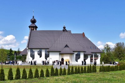 15 maja 2021 r. bp Edward Białogłowski w kościele parafialnym w Lipinkach udzielił święceń diakonatu 12 klerykom Wyższego Seminarium Duchownego w Rzeszowie, w tym naszemu rodakowi - kl. Marcinowi Murawskiemu.  Eucharystię koncelebrowało ponad 40 księży, m.in. ks. Krzysztof Gołąbek - proboszcz naszej Katedry, ks. Marcin Pater - wikariusz katedralny, a także proboszczowie parafii, z których pochodzą diakoni oraz przełożeni i wykładowcy Wyższego Seminarium Duchownego w Rzeszowie. "Od dzisiaj skończcie modlitwy o rozpoznawanie powołania – Matka Kościół stwierdza, że macie powołanie. Teraz się módlcie, żeby wytrwać w powołaniu. Kto wytrwa do końca, ten będzie zbawiony. A szatan nikomu nie daje spokoju, do wszystkich podchodzi z propozycjami zdrady i odejścia, łącznie z Panem Jezusem, którego kusił na pustyni” – mówił w homilii bp Edward. Po Litanii do Wszystkich Świętych bp Edward Białogłowski udzielił święceń diakonatu 12 klerykom piątego roku Wyższego Seminarium Duchownego w Rzeszowie. Święcenia otrzymali: Sebastian Bełz (parafia Nienadówka), Krzysztof Lampart (parafia Rudna Wielka), Mateusz Łachmanek (parafia Lipinki), Karol Migut (parafia Jasionka), Marcin Murawski (parafia katedralna w Rzeszowie), Adrian Pazdan (parafia Zagorzyce), Tomasz Sienicki (parafia Bieździedza), Dominik Świeboda (parafia Palikówka), Piotr Wąsacz (parafia bł. Władysława Findysza w Rzeszowie), Mateusz Wojtuń (parafia Święcany), Maciej Zawiślak (parafia św. Józefa na osiedlu Staromieście w Rzeszowie), Wiktor Zoła (parafia Cieklin).