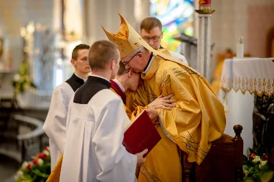 „Na swoje życie i swoje kapłaństwo trzeba popatrzeć w świetle Bożej miłości. Inaczej go nie pojmiemy ani my, ani ci, którzy będą na nas patrzeć” – mówił bp Jan Wątroba podczas Mszy św. z udzieleniem święceń prezbiteratu. 4 czerwca 2022 r. w kościele katedralnym jedenastu diakonów diecezji rzeszowskiej przyjęło sakrament kapłaństwa.
Do grona neoprezbiterów diecezji rzeszowskiej należą: ks. Sebastian Bełz z parafii w Nienadówce, ks. Krzysztof Lampart z parafii w Rudnej Wielkiej, ks. Mateusz Łachmanek z parafii w Lipinkach, ks. Karol Migut z parafii w Jasionce, ks. Marcin Murawski z parafii katedralnej w Rzeszowie, ks. Adrian Pazdan z parafii w Zagorzycach, ks. Tomasz Sienicki z parafii w Bieździedzy, ks. Dominik Świeboda z parafii w Palikówce, ks. Piotr Wąsacz z parafii bł. Władysława Findysza w Rzeszowie, ks. Mateusz Wojtuń z parafii w Święcanach oraz ks. Wiktor Zoła z parafii w Cieklinie.
Mszy św. przewodniczył i święceń udzielił bp Jan Wątroba. Eucharystię koncelebrowało około osiemdziesięciu księży, m.in: przełożeni Wyższego Seminarium Duchownego w Rzeszowie oraz proboszczowie i wikariusze z parafii rodzinnych neoprezbiterów. W Mszy św. uczestniczył abp Edward Nowak, bp Kazimierz Górny i bp Edward Białogłowski.
Zebranych w kościele katedralnym powitał ks. Krzysztof Gołąbek, proboszcz parafii.
W homilii bp Jan Wątroba nawiązał do słów z Ewangelii według św. Jana w których Chrystus tłumaczy co to znaczy być dobrym pasterzem. „Być kapłanem w Kościele Chrystusowym to znaczy mieć udział w Jego pasterskiej misji i stale upodabniać się do Dobrego Pasterza, który zna owce, karmi je, broni i jest gotów oddać życie dla ich dobra” – mówił hierarcha.
Po homilii odbył się obrzędy święceń: przyrzeczenie czci i posłuszeństwa Biskupowi Ordynariuszowi, Litania do Wszystkich Świętych podczas której kandydaci leżeli krzyżem, nałożenie rąk, modlitwa święceń oraz namaszczenie rąk krzyżmem i wręczenie chleba i wina. Podczas Liturgii Eucharystycznej nowo wyświęceni po raz pierwszy wyciągnęli dłonie nad chlebem i winem wypowiadając słowa konsekracji.
Na zakończenie Mszy św. ks. Tomasz Sienicki, podziękował w imieniu nowo wyświęconych wszystkim, którzy przyczynili się do przygotowania ich do kapłaństwa. Słowa wdzięczności, m.in. przełożonym Wyższego Seminarium Duchownego w Rzeszowie i rodzicom neoprezbiterów, wypowiedział bp Jan Wątroba. 
W drodze do zakrystii neoprezbiterzy zatrzymali się przy figurze Matki Bożej Fatimskiej zawierzając swoje kapłaństwo Matce Bożej.
W niedzielę, 5 czerwca, w Uroczystość Zesłania Ducha Świętego, neoprezbiterzy będą sprawować w swoich rodzinnych parafiach uroczyste Msze św. prymicyjne, a w najbliższych tygodniach otrzymają skierowania do parafii.

Fot. ks. Jakub Nagi oraz biala-wrona.pl
