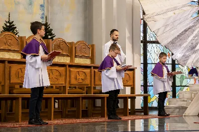 W IV Niedzielę Adwentu (19 grudnia) 3 chłopców (Oliwier, Sebastian i Dawid) podczas Mszy Świętej o godz. 12.00 zostało przyjętych przez ks. Krzysztofa Gołąbka – proboszcza naszej Katedry – do grona Liturgicznej Służby Ołtarza. Po rocznej formacji i odpowiednim przygotowaniu przez ks. Pawła Wójcika i ceremoniarza Rafała Waszczaka doczekali się tego wyjątkowego dnia, w którym mogli nałożyć kołnierzyki oraz otrzymać legitymacje ministranckie z ukończonym pierwszym stopniem choralisty. Cieszymy się, że powiększyło się grono LSO i jednocześnie zachęcamy innych młodych chłopców do służby przy ołtarzu. Fot. Joanna Prasoł