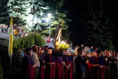 W środę 13 września przeżywaliśmy kolejne w tym roku Nabożeństwo Fatimskie. O godz. 18.40 zostały przedstawione prośby i podziękowania do Matki Bożej Fatimskiej, w intencji których sprawowana była także Msza Święta. Eucharystii przewodniczył i homilię wygłosił ks. Marek Kotwa – wikariusz parafii pw. Św. Michała Archanioła w Rzeszowie. Po Mszy Świętej wyruszyła procesja z figurą Matki Bożej, podczas której modlitwę różańcową prowadzili przedstawiciele parafii pw. Św. Jadwigi Królowej wraz ze swoimi duszpasterzami: ks. Tomaszem Gałuszką oraz ks. Łukaszem Mariuszycem, zaś figurę Matki Bożej nieśli przedstawiciele Bractwa św. Michała Archanioła, Rycerzy Kolumba oraz Związku Strzeleckiego "Strzelec". Modlitwę ubogaciła obecność Orkiestry Dętej pod dyrekcją Tadeusza Cielaka. Nabożeństwo zakończył Apel Jasnogórski. fot. Jola Warchoł