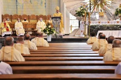 1 kwietnia 2021 r., w Wielki Czwartek, w naszej Katedrze została odprawiona Msza Krzyżma. Eucharystii przewodniczył bp Jan Wątroba. W koncelebrze uczestniczył bp Kazimierz Górny, bp Edward Białogłowski oraz 50 księży – z powodu ograniczeń związanych ze stanem epidemii byli to tylko przedstawiciele duchowieństwa diecezji rzeszowskiej. Do katedry nie przyjechała Liturgiczna Służba Ołtarza i schole. Po Komunii św. bp Jan Wątroba poświęcił olej krzyżma, który jest używany m.in. podczas udzielania sakramentu chrztu, bierzmowania i święceń kapłańskich. Wcześniej biskup pobłogosławił olej chorych i olej katechumenów.  Przed błogosławieństwem ks. Waldemar Dopart, proboszcz parafii św. Józefa na osiedlu Staromieście w Rzeszowie, w imieniu wszystkich kapłanów złożył biskupom świąteczne życzenia.  Na zakończenie Mszy Świętej Biskup Rzeszowski ogłosił nominację ks. Pawła Synosia, delegata biskupa ds. formacji stałej kapłanów na wikariusza biskupiego ds. formacji stałej kapłanów diecezji rzeszowskiej.  fot. ks. Tomasz Nowak