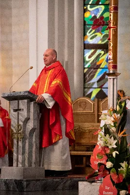 9 kwietnia w Katedrze 42 młodych osób z parafii katedralnej oraz 14 parafii Matki Bożej Częstochowskiej w Rzeszowie (Drabinianka) otrzymało sakrament bierzmowania, którego udzielił bp Jan Wątroba.
Przygotowania młodzieży trwały 2 lata, a odbywały się pod okiem ks. Krzysztofa, ks. Pawła, ks. Szczepana, s. Ewy oraz pani Agnieszki i obejmowały m.in. katechezy, spotkania formacyjne, a także przystąpienie do sakramentu pokuty. We wtorkowy wieczór kandydaci wraz ze swoimi świadkami, rodzicami, chrzestnymi czy też dziadkami zgromadzili się w Katedrze, by prosić o dary Ducha Świętego, umacniające w mężnym wyznawaniu wiary i postępowaniu według jej zasad.
Wszystkich zgromadzonych w świątyni przywitał ks. Krzysztof Gołąbek – proboszcz parafii katedralnej. Mszę Świętą koncelebrowali także ks. Tadeusz Pindara – proboszcz parafii Matki Bożej Częstochowskiej oraz kapłani posługujący w obydwu parafiach.
Następnie prośbę o udzielenie sakramentu bierzmowania zgromadzonym młodym oraz o modlitwę skierowali do Księdza Biskupa rodzice kandydatów.
W homilii bp Jan zachęcił młodych, aby w tym wyjątkowym dniu obrali Ducha Świętego za życiowego przewodnika towarzszącego im przy ważnych wyborach czy podchodzeniu do egzaminów – także tych życiowych. Wyjaśnił również znaczenie imienia Ducha Świętego – Paraklet – które tłumaczone z jęz. greckiego oznacza obrońcę, adwokata – nigdy prokuratora, nawet nie sędziego.
Będziecie moimi świadkami, gdy was umocni Duch Święty – mówi Pan Jezus. Niech nie będzie niedzieli i uroczystości bez udziału we Mszy Świętej – to jest moment dawania świadectwa. Właśnie przez zaangażowane, pełne uczestnictwo w najpiękniejszej modlitwie, jaką ma Kościół, czyli w Mszy Świętej, zdacie egzamin ze swojej dojrzałości chrześcijańskiej.
Na koniec celebrans odwołał się do obchodzonej poprzedniego dnia Uroczystości Zwiastowania Pańskiego i postawy Maryi wobec planu Bożego w Jej życiu oraz drogi, przez którą prowadził Ją Duch Święty. Podkreślił, że właśnie Maryja uczy, jak być uczennicą Ducha Świętego.
Po homilii miało miejsce odnowienie przyrzeczeń chrzcielnych. Następnie odbyła się najważniejsza część uroczystości – modlitwa Księdza Biskupa oraz namaszczenie krzyżmem każdego kandydata.
Sakrament bierzmowania jest koniecznym dopełnieniem sakramentu chrztu i wiąże się również z obraniem konkretnego patrona, którego życie i przymioty są wzorem dla młodego człowieka otrzymującego Ducha Świętego. Kandydat do bierzmowania ma więc okazję wybrać sobie świętego czy błogosławionego, którego droga do świętości najbardziej go zachwyciła. Może być to patron, którego imię nosi już od chrztu; może też wybrać sobie drugiego patrona. 
W związku z tym podczas namaszczenia krzyżmem biskup zwraca się do bierzmowanego nowo wybranym imieniem.
Po liturgii sakramentu bierzmowania miała miejsce modlitwa powszechna i liturgia eucharystyczna. Na koniec młodzi złożyli podziękowania Księdzu Biskupowi, Księżom Proboszczom oraz wszystkim, którzy poprzez swój wkład, posługę i zaangażowanie przyczynili się do przygotowania oraz przeżycia tej wyjątkowej uroczystości. Pamiątką było wspólne zdjęcie po zakończonej Mszy Świętej.
Posługę muzyczną w czasie uroczystości pełniła Katedralna Schola Liturgiczna pod dyrekcją ks. Juliana Wybrańca.

fot. Leszek Drzał
