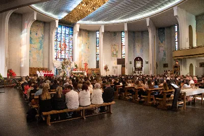 9 kwietnia w Katedrze 42 młodych osób z parafii katedralnej oraz 14 parafii Matki Bożej Częstochowskiej w Rzeszowie (Drabinianka) otrzymało sakrament bierzmowania, którego udzielił bp Jan Wątroba.
Przygotowania młodzieży trwały 2 lata, a odbywały się pod okiem ks. Krzysztofa, ks. Pawła, ks. Szczepana, s. Ewy oraz pani Agnieszki i obejmowały m.in. katechezy, spotkania formacyjne, a także przystąpienie do sakramentu pokuty. We wtorkowy wieczór kandydaci wraz ze swoimi świadkami, rodzicami, chrzestnymi czy też dziadkami zgromadzili się w Katedrze, by prosić o dary Ducha Świętego, umacniające w mężnym wyznawaniu wiary i postępowaniu według jej zasad.
Wszystkich zgromadzonych w świątyni przywitał ks. Krzysztof Gołąbek – proboszcz parafii katedralnej. Mszę Świętą koncelebrowali także ks. Tadeusz Pindara – proboszcz parafii Matki Bożej Częstochowskiej oraz kapłani posługujący w obydwu parafiach.
Następnie prośbę o udzielenie sakramentu bierzmowania zgromadzonym młodym oraz o modlitwę skierowali do Księdza Biskupa rodzice kandydatów.
W homilii bp Jan zachęcił młodych, aby w tym wyjątkowym dniu obrali Ducha Świętego za życiowego przewodnika towarzszącego im przy ważnych wyborach czy podchodzeniu do egzaminów – także tych życiowych. Wyjaśnił również znaczenie imienia Ducha Świętego – Paraklet – które tłumaczone z jęz. greckiego oznacza obrońcę, adwokata – nigdy prokuratora, nawet nie sędziego.
Będziecie moimi świadkami, gdy was umocni Duch Święty – mówi Pan Jezus. Niech nie będzie niedzieli i uroczystości bez udziału we Mszy Świętej – to jest moment dawania świadectwa. Właśnie przez zaangażowane, pełne uczestnictwo w najpiękniejszej modlitwie, jaką ma Kościół, czyli w Mszy Świętej, zdacie egzamin ze swojej dojrzałości chrześcijańskiej.
Na koniec celebrans odwołał się do obchodzonej poprzedniego dnia Uroczystości Zwiastowania Pańskiego i postawy Maryi wobec planu Bożego w Jej życiu oraz drogi, przez którą prowadził Ją Duch Święty. Podkreślił, że właśnie Maryja uczy, jak być uczennicą Ducha Świętego.
Po homilii miało miejsce odnowienie przyrzeczeń chrzcielnych. Następnie odbyła się najważniejsza część uroczystości – modlitwa Księdza Biskupa oraz namaszczenie krzyżmem każdego kandydata.
Sakrament bierzmowania jest koniecznym dopełnieniem sakramentu chrztu i wiąże się również z obraniem konkretnego patrona, którego życie i przymioty są wzorem dla młodego człowieka otrzymującego Ducha Świętego. Kandydat do bierzmowania ma więc okazję wybrać sobie świętego czy błogosławionego, którego droga do świętości najbardziej go zachwyciła. Może być to patron, którego imię nosi już od chrztu; może też wybrać sobie drugiego patrona. 
W związku z tym podczas namaszczenia krzyżmem biskup zwraca się do bierzmowanego nowo wybranym imieniem.
Po liturgii sakramentu bierzmowania miała miejsce modlitwa powszechna i liturgia eucharystyczna. Na koniec młodzi złożyli podziękowania Księdzu Biskupowi, Księżom Proboszczom oraz wszystkim, którzy poprzez swój wkład, posługę i zaangażowanie przyczynili się do przygotowania oraz przeżycia tej wyjątkowej uroczystości. Pamiątką było wspólne zdjęcie po zakończonej Mszy Świętej.
Posługę muzyczną w czasie uroczystości pełniła Katedralna Schola Liturgiczna pod dyrekcją ks. Juliana Wybrańca.

fot. Leszek Drzał
