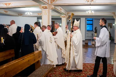 „Nasza wdzięczność jest szczególna wobec osób konsekrowanych za ich czytelne świadectwo wiary i za to, że żyjąc wiarą na co dzień ukazują chrystusowy styl życia” – mówił biskup Jan Wątroba podczas Mszy św. w katedrze rzeszowskiej w święto Ofiarowania Pańskiego. W Eucharystii, z okazji swojego święta patronalnego, uczestniczyły osoby konsekrowane posługujące w diecezji rzeszowskiej.
Mszy św. w katedrze rzeszowskiej przewodniczył bp Jan Wątroba, który modlił się w intencji osób konsekrowanych, przeżywających w święto Ofiarowania Pańskiego (02.02.) swoje święto patronalne. Eucharystię koncelebrował ks. Stanisław Kamiński, wikariusz biskupi ds. zakonnych, a także 9 kapłanów.
Na początku Mszy św. ks. Stanisław Kamiński powitał zebranych i wprowadził w przeżywaną liturgię. Następnie odbył się obrzęd błogosławieństwa świec i procesja z dolnego kościoła do głównej części katedry rzeszowskiej
Homilię wygłosił bp Jan Wątroba, który w pierwszej części, odnosząc się do przeżywanego święta, nawiązał do postawy Matki Najświętszej i św. Józefa. „Maryja uczy nas, że wierność Bogu oznacza wypełnianie prawa Bożego. Ona wypełniła wszystko bez wyjątku. Choć sama nie potrzebowała oczyszczenia, pozostała jednak posłuszna prawu. Skromna, prosta, uboga kobieta, poddana Bogu. W postawie Maryi i Józefa można dostrzec piękną lekcję dla rodziców i wychowawców. Rodzice powinni przedstawiać, czyli zawierzać swoje dzieci Panu Bogu. To jest gest wdzięczności wobec Stwórcy, a także znak wielkiej pokory wobec niełatwej misji rodzicielskiej i wychowawczej. Pełny rozwój człowieka dokonuje się dzięki Bożej łasce, a rodzice powinni się czuć narzędziem Bożej łaski, dlatego powinni często błogosławić swoje dzieci, modlić się za nie i z nimi oraz wciąż na nowo zawierzać je Panu Bogu” – mówił bp Wątroba.
Biskup Rzeszowski odnosząc się do obchodzonego Dnia życia konsekrowanego powiedział: „Trzy elementy wspólnoty: słowo, wierność i otwarcie na Ducha Świętego stanowią istotę życia każdej osoby konsekrowanej. Rozważać słowo Boże, trwać wiernie na modlitwie i być otwartym na to, co Duch Święty chce nam powiedzieć, to wypełnić powołanie do życia konsekrowanego, a jednocześnie wyznać wiarę w Kościół Chrystusowy. Nasza wdzięczność jest szczególna wobec osób konsekrowanych za ich czytelne świadectwo wiary i za to, że żyjąc wiarą na co dzień ukazują chrystusowy styl życia. Towarzyszą nam przez swoją pełną zatroskania miłosierną obecność, ale także przez milczącą obecność przepełnioną modlitwą w intencjach Kościoła, świata, a także poszczególnych osób i wspólnot”.
Po homilii osoby konsekrowane zgromadzone w katedrze odnowiły swoje przyrzeczenia.
Na zakończenie liturgii s. Agata Jakieła CSFN, referentka diecezjalna ds. życia konsekrowanego, podziękowała bp. Janowi Wątrobie za przewodniczenie liturgii i modlitwę w intencji osób życia konsekrowanego.
W Eucharystii w rzeszowskiej katedrze uczestniczyło prawie 100 osób życia konsekrowanego, a pośród nich ojcowie i bracia zakonni, siostry zakonne, wdowy i dziewice konsekrowane oraz członkowie instytutów świeckich. Śpiewy podczas liturgii wykonała Katedralna Schola Liturgiczna pod dyrekcją ks. Juliana Wybrańca, a przy organach zasiadł katedralny organista – Wiesław Siewierski. 

fot. Jola Warchoł