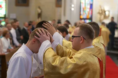 „Na swoje życie i swoje kapłaństwo trzeba popatrzeć w świetle Bożej miłości. Inaczej go nie pojmiemy ani my, ani ci, którzy będą na nas patrzeć” – mówił bp Jan Wątroba podczas Mszy św. z udzieleniem święceń prezbiteratu. 4 czerwca 2022 r. w kościele katedralnym jedenastu diakonów diecezji rzeszowskiej przyjęło sakrament kapłaństwa.
Do grona neoprezbiterów diecezji rzeszowskiej należą: ks. Sebastian Bełz z parafii w Nienadówce, ks. Krzysztof Lampart z parafii w Rudnej Wielkiej, ks. Mateusz Łachmanek z parafii w Lipinkach, ks. Karol Migut z parafii w Jasionce, ks. Marcin Murawski z parafii katedralnej w Rzeszowie, ks. Adrian Pazdan z parafii w Zagorzycach, ks. Tomasz Sienicki z parafii w Bieździedzy, ks. Dominik Świeboda z parafii w Palikówce, ks. Piotr Wąsacz z parafii bł. Władysława Findysza w Rzeszowie, ks. Mateusz Wojtuń z parafii w Święcanach oraz ks. Wiktor Zoła z parafii w Cieklinie.
Mszy św. przewodniczył i święceń udzielił bp Jan Wątroba. Eucharystię koncelebrowało około osiemdziesięciu księży, m.in: przełożeni Wyższego Seminarium Duchownego w Rzeszowie oraz proboszczowie i wikariusze z parafii rodzinnych neoprezbiterów. W Mszy św. uczestniczył abp Edward Nowak, bp Kazimierz Górny i bp Edward Białogłowski.
Zebranych w kościele katedralnym powitał ks. Krzysztof Gołąbek, proboszcz parafii.
W homilii bp Jan Wątroba nawiązał do słów z Ewangelii według św. Jana w których Chrystus tłumaczy co to znaczy być dobrym pasterzem. „Być kapłanem w Kościele Chrystusowym to znaczy mieć udział w Jego pasterskiej misji i stale upodabniać się do Dobrego Pasterza, który zna owce, karmi je, broni i jest gotów oddać życie dla ich dobra” – mówił hierarcha.
Po homilii odbył się obrzędy święceń: przyrzeczenie czci i posłuszeństwa Biskupowi Ordynariuszowi, Litania do Wszystkich Świętych podczas której kandydaci leżeli krzyżem, nałożenie rąk, modlitwa święceń oraz namaszczenie rąk krzyżmem i wręczenie chleba i wina. Podczas Liturgii Eucharystycznej nowo wyświęceni po raz pierwszy wyciągnęli dłonie nad chlebem i winem wypowiadając słowa konsekracji.
Na zakończenie Mszy św. ks. Tomasz Sienicki, podziękował w imieniu nowo wyświęconych wszystkim, którzy przyczynili się do przygotowania ich do kapłaństwa. Słowa wdzięczności, m.in. przełożonym Wyższego Seminarium Duchownego w Rzeszowie i rodzicom neoprezbiterów, wypowiedział bp Jan Wątroba. 
W drodze do zakrystii neoprezbiterzy zatrzymali się przy figurze Matki Bożej Fatimskiej zawierzając swoje kapłaństwo Matce Bożej.
W niedzielę, 5 czerwca, w Uroczystość Zesłania Ducha Świętego, neoprezbiterzy będą sprawować w swoich rodzinnych parafiach uroczyste Msze św. prymicyjne, a w najbliższych tygodniach otrzymają skierowania do parafii.

Fot. ks. Jakub Nagi oraz biala-wrona.pl
