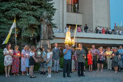 W niedzielę 13 sierpnia przeżywaliśmy kolejne w tym roku Nabożeństwo Fatimskie. O godz. 18.40 zostały przedstawione prośby i podziękowania do Matki Bożej Fatimskiej, w intencji których sprawowana była także Msza Święta. Eucharystii przewodniczył ks. Piotr Fortuna (proboszcz parafii Rzeszów-Matysówka), homilię zaś wygłosił ks. Jan Pyziak (proboszcz parafii Rzeszów-Matysówka w latach 1985-2018). Po Mszy Świętej wyruszyła procesja z figurą Matki Bożej, podczas której modlitwę różańcową prowadzili przedstawiciele parafii Rzeszów-Zalesie wraz ze swoim duszpasterzem ks. Łukaszem Jaskiem. Modlitwę ubogaciła obecność Orkiestry Dętej pod dyrekcją Tadeusza Cielaka. Nabożeństwo zakończył Apel Jasnogórski. fot. Joanna Prasoł