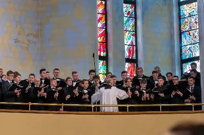 Liturgia Męki Pańskiej rozpoczęła się od procesji wejścia w zupełnej ciszy i gestu prostracji – pokornego padnięcia twarzą do ziemi głównego celebransa – Biskupa Rzeszowskiego Jana Wątroby. Drugim etapem nabożeństwa była Liturgia Słowa. Jej centrum stanowiła Męka Pańska w relacji wg św. Jana – odśpiewana przez ks. Juliana Wybrańca, kl. Dawida Piroga oraz kl. Karola Baraniewicza, z partiami tłumu wykonanymi przez Katedralny Chór Chłopięco-Męski Pueri Cantores Resovienses (tenory i basy), pod dyrekcją ks. dra Andrzeja Widaka we współpracy z Angelą Pacutą i Edytą Kotulą, dyrygentkami chóru.

W homilii bp Jan Wątroba zapraszał do odczytania na nowo sensu krzyża Jezusa i Jego Orędzia.

Trzecią częścią liturgii była adoracja krzyża. W pierwszej kolejności krzyż adorowali poprzez ucałowanie: Ksiądz Biskup, księża z Wyższego Seminarium Duchownego w Rzeszowie, księża katedralni oraz siostry zakonne. Następnie hołd krzyżowi oddali wszyscy wierni, wpatrując się w krzyż trzymany przez ks. Krzysztofa Gołąbka, proboszcza katedry.

Ostatnią częścią liturgii był obrzęd Komunii św. zakończony przeniesieniem Pana Jezusa w monstrancji do tzw. Bożego grobu. W tym roku dekoracja grobu nawiązuje do przeżywanego roku duszpasterskiego pt. „Wierzę w Kościół Chrystusowy”. Projekt autorstwa ks. Pawła Wójcika, wikariusza katedralnego, zachęca do pogłębienia relacji z Jezusem i jak wzywa napis umieszczony na grobie do „zakorzenienia w Kościele Chrystusa”.
fot. Joanna Prasoł 