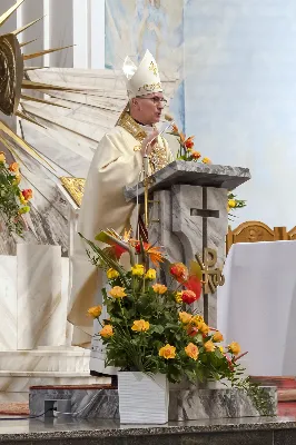 16 kwietnia 2022 r. bp Jan Wątroba przewodniczył liturgii Wigilii Paschalnej w naszej Katedrze. Podczas Mszy Świętej trzy osoby: Justyna, Anna i Nikola przyjęły sakrament chrztu, bierzmowania i Eucharystii.
fot. Joanna Prasoł