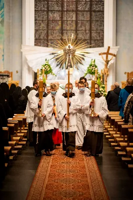 Mszy Świętej w święto Ofiarowania Pańskiego przewodniczył bp Jan Wątroba. W Eucharystii z okazji Dnia Życia Konsekrowanego uczestniczyli przedstawiciele sióstr i braci zakonnych, pustelnic, dziewic i wdów konsekrowanych oraz członków instytutów świeckich. Eucharystię koncelebrował ks. Stanisław Kamiński, wikariusz biskupi ds. zakonnych, a także 8 kapłanów. Homilię wygłosił bp Jan Wątroba. Śpiew podczas Mszy Świętej prowadziła Katedralna Schola Liturgiczna pod kierunkiem ks. Juliana Wybrańca przy akompaniamencie organowym Wiesława Siewierskiego. Fot. Paulina Lęcznar