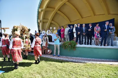 30 sierpnia 2020 r. do Parku Papieskiego w Rzeszowie na diecezjalne dożynki przyjechało 49 delegacji z dożynkowymi wieńcami.  Już o godz. 11.00 plac przed znajdującą się w Parku Papieskim sceną wypełniły delegacje z parafii diecezji rzeszowskiej. W sumie zarejestrowano 49 delegacje. Tegoroczną obsługę dożynek, w tym przygotowanie liturgii, zapewnili wierni i duszpasterze z dekanatu Sokołów Małopolski. O godz. 11.30 prof. Kazimierz Ożóg, mieszkaniec Górna, zaprezentował kilka myśli na temat chleba i godności pracy rolnika. Na scenie wystąpił zespół „Młody Duch i Przyjaciele” kierowany przez Dariusza Kosaka. Przed rozpoczęciem Mszy św. ks. Jerzy Uchman, diecezjalny duszpasterz rolników, przywitał przybyłych do Rzeszowa rolników, ogrodników, sadowników i pszczelarzy, wśród nich starostów dożynek Jerzego i Zofię Bednarzów z Kamienia, a także obecnych na Mszy św. parlamentarzystów, władze państwowe i samorządowe, służby mundurowe oraz poczty sztandarowe. Mszy św. przewodniczył bp Edward Białogłowski. W koncelebrze uczestniczył bp Kazimierz Górny oraz czternastu księży. W długiej procesji z darami do ołtarza podeszły delegacje wszystkich obecnych parafii przynosząc chleby i owoce. Dary te zostały przekazane Rzeszowskiemu Towarzystwu Pomocy im. św. Brata Alberta. Na zakończenie liturgii bp Białogłowski pobłogosławił przyniesione płody ziemi oraz ziarno na zasiew. Po błogosławieństwie poszczególne delegacje, przedstawiane przez ks. Jana Szczupaka, wikariusza biskupiego ds. społecznych, prezentowały swoje wieńce.  fot. ks. Tomasz Nowak