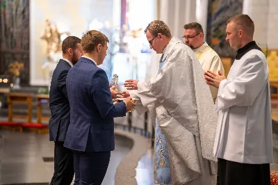 Ponad 100 lat temu, w roku 1917 r. w Fatimie, Matka Boża każdego 13. dnia miesiąca od maja do października objawiała się trójce dzieci: Łucji, Hiacyncie i Franciszkowi. Prosiła ich wówczas o odmawianie modlitwy różańcowej w intencji pokoju na świecie i nawrócenia grzeszników. Wzorem tych wydarzeń w wielu parafiach w Polsce i na świecie prowadzone są nabożeństwa fatimskie. Nie inaczej jest w rzeszowskiej katedrze, gdzie 13 października zakończono cykl tegorocznych spotkań modlitewnych przy figurze Pani Fatimskiej. Wieczór fatimski rozpoczął się o godz. 18:40 odczytaniem próśb i podziękowań do Matki Bożej Fatimskiej. Wcześniej wierni mogli skorzystać z sakramentu pokuty. O godz. 19:00 odprawiono uroczystą Mszę Świętą, której przewodniczył ks. Andrzej Szpaczyński – ojciec duchowny w Wyższym Seminarium Duchownym w Rzeszowie. Wygłosił on także homilię, w której nawiązał do liturgii słowa z dnia, przyrównując ją do myślenia współczesnego człowieka. „Jezus mówi do nas «Kto nie jest ze mną, jest przeciwko mnie». Można pomyśleć: jestem teraz w kościele, modlę się, spowiadam, przyjmuję sakramenty, ale czy rzeczywiście jestem z Jezusem czy tylko z Nim bywam? Czy jestem w Jego obecności cały czas czy jedynie bywam z Nim przez pewne chwile w ciągu dnia? Być z Jezusem to być po Jego stronie, mieć podobne myślenie, jak On, które przejawia się w czynach, podejmowanych decyzjach, a także w patrzeniu na drugiego. To wiara jest filtrem, który pozwala zobaczyć w drugim człowieku nie przeciwnika, ale brata – nawet jeśli jest on inny lub myśli inaczej. Wiara może pomagać wchodzić z nim w relację. Warto zadać sobie pytanie: czy mam w sobie ten filtr, ten sposób patrzenia, dzięki któremu jestem po stronie Jezusa?”. Następnie celebrans przywołał wydarzenia z portugalskiego miasteczka: „Choć nie jesteśmy świadkami cudu słońca, który zobaczył dziesięciotysięczny tłum 13 października 1917 w Fatimie, to słyszymy dzisiaj wezwanie do nawrócenia i pokuty. Każdy z nas jest wezwany, by się nawracać. Być może nawróceniu powinno ulec nasze spojrzenie na innych, by zobaczyć w nich dobro, a na świat patrzeć z wiarą”. Mszę Świętą koncelebrowali ks. Bogusław Babiarz – dyrektor administracyjny WSD w Rzeszowie, ks. Krzysztof Gołąbek – proboszcz parafii katedralnej oraz ks. Michał Rurak – katedralny wikariusz. Posługę w czasie liturgii pełnili alumni rzeszowskiego seminarium, którzy wraz z diakonem Łukaszem prowadzili także modlitwę różańcową z rozważaniami opartymi o historię błogosławionej rodziny Ulmów. Korzystając z ciepłej, jesiennej pogody po zakończonej Mszy Świętej odbyła się procesja na placu przed świątynią z figurą Pani Fatimskiej. Wierni z świecami w rękach zawierzali siebie, swoje rodziny i wszelkie troski w modlitwie różańcowej. Duchowo łączyli się z nimi słuchacze katolickiego radia VIA, które transmitowało całe nabożeństwo. Przed wyśpiewaniem Apelu Jasnogórskiego ks. Krzysztof, proboszcz parafii katedralnej, podsumował tegoroczne nabożeństwa fatimskie, dziękując wiernym za uczestnictwo w uwielbieniu Boga za przyczyną Pani Fatimskiej. W sposób szczególny podziękowania skierował do braci alumnów z roku propedeutycznego, życząc, aby modlitwa przy figurze Matki Bożej z Fatimy umacniała rozeznawanie drogi ich powołania. Wyrazy wdzięczności popłynęły w stronę kapłanów z dekanatu Rzeszów-Katedra, sióstr zakonnych, orkiestry pod batutą Tadeusza Cielaka, która uświetniała każde z tegorocznych nabożeństw oraz słuchaczy katolickiego radia VIA. Do godz. 22:00 w świątyni trwała adoracja Najświętszego Sakramentu, w której wierni licznie uczestniczyli. Od listopada do kwietnia 13. dnia miesiąca w świątyni katedralnej prowadzona jest modlitwa różańcowa przy figurze Matki Bożej Fatimskiej o godz. 17:30. Niech wezwanie Maryi do codziennej modlitwy różańcowej przyświeca nam nie tylko w październiku i przy okazji nabożeństw fatimskich, ale każdego dnia. 
tekst: Angelika Karnasiewicz 
fot. Jola Warchoł