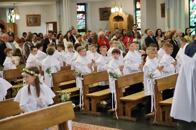 Maj to dla wielu najpiękniejszy miesiąc w roku. W liturgii Kościoła szczególnie wtedy czcimy Maryję oraz radujemy się ze Zmartwychwstania Pańskiego. W niedzielę 8 maja w naszej Katedrze dzieci z klas III doświadczyły równie wielkiej radości po raz pierwszy w pełni uczestnicząc we Mszy Świętej. To niezwykłe spotkanie z Chrystusem w Komunii Świętej zostało poprzedzone przygotowaniem poprzez katechezy w szkole i spotkania w parafii, a także spowiedzią. Poprzez niedzielne Eucharystie o godz. 12.00 i 13.30 celebrowane przez ks. Krzysztofa Gołąbka, proboszcza naszej Katedry, 88 dzieci rozpoczęło wielką przygodę z Jezusem ukrytym w Najświętszym Sakramencie. Towarzyszyli im rodzice, którzy wraz ze swoimi dziećmi przygotowywali się do tego wydarzenia, a także najbliższa rodzina. Posługę w liturgii Mszy Świętej pełniły dzieci pierwszokomunijne oraz ich rodzice.
Wielka radość serc dzieci komunijnych promieniowała na wszystkich uczestników Mszy Świętej i przypominała zebranym na liturgii, że spotkanie z Jezusem Eucharystycznym to przywilej i wielkie szczęście. Czas tej wielkiej radości został przedłużony przez „Biały Tydzień”, w którym dzieci uczestniczyły w wieczornej Eucharystii, przyjmując Jezusa do swoich serc. 

Wszystkim dzieciom, które w tym roku przeżywały swoją Pierwszą Komunię Świętą, życzymy, aby nie gasł w nich zapał do poznawania Jezusa i Jego nauki, a radość, jaka towarzyszyła tym dniom, była nieodłączną towarzyszką ich spotkań z Jezusem w Eucharystii. A s. Julicie i ks. Julianowi dziękujemy za serce włożone w przygotowanie dzieci do tego wielkiego wydarzenia.

fot. Paweł Styka