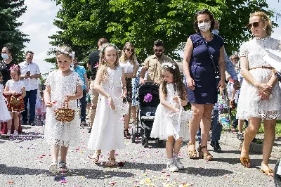 W uroczystość Najświętszego Ciała i Krwi Chrystusa Mszy Świętej w naszej Katedrze przewodniczył ks. proboszcz Krzysztof Gołąbek. Homilię wygłosił ks. Julian Wybraniec - wikariusz katedralny. Po zakończeniu liturgii wyruszyła procesja eucharystyczna do czterech ołtarzy rozmieszczonych wokół Katedry. W roku setnej rocznicy urodzin św. Jana Pawła II każdy z ołtarzy zawierał wizerunek Ojca Świętego i hasła inspirowane encykliką papieża pt. „Ecclesia de Eucharistia”: „Eucharystia sercem świata”, „Żyjemy dzięki Eucharystii”, „Eucharystia tworzy wspólnotę” i „Eucharystia bramą do nieba”. 