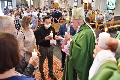 „Młodzieńcze, wstań!” – pod takim hasłem 5 września 2020 r. spotkała się młodzież zrzeszona w katolickich ruchach i stowarzyszeniach na Diecezjalnym Dniu Młodych w naszej Katedrze. W spotkaniu uczestniczyli również harcerze i skauci oraz dorośli z Domowego Kościoła. Dzień Młodych był okazją do podsumowania wakacyjnych rekolekcji i obozów.  Dzień Młodych przebiegał w dwóch etapach. Przed południem członkowie ruchów i stowarzyszeń zebrali się w pięciu różnych miejscach: Katolickie Stowarzyszenie Młodzieży w Domu Rekolekcyjnym bł. Karoliny Kózkówny w Rzeszowie, Ruch Apostolstwa Młodzieży w kościele św. Rocha w Rzeszowie, Ruch Światło-Życie w katedrze, Liturgiczna Służba Ołtarza w kościele parafialnym w Zaczerniu, harcerze i skauci w kościele św. Józefa Sebastiana Pelczara w Rzeszowie.  O godzinie 15.30 członkowie wszystkich stowarzyszeń i ruchów spotkali się na Mszy św. w katedrze rzeszowskiej. Eucharystii, którą koncelebrowało 20 księży, przewodniczył bp Kazimierz Górny. Homilię wygłosił ks. Tomasz Ryczek, diecezjalny duszpasterz młodzieży i diecezjalny asystent KSM.  Na zakończenie Mszy św. bp Kazimierz Górny poświęcił świece, które wręczył nowym parom rejonowym oraz diakoniom Domowego Kościoła.  Tegoroczny Diecezjalny Dzień Młodych odbył się po raz szósty. W minionych latach diecezjalne duszpasterstwo młodzieży przygotowywało szerszą formułę obejmująca dwu albo trzydniowe spotkania. W 2015 i 2016 roku Dni Młodych odbyły się w Cmolasie, a w kolejnych dwóch latach w Parku Papieskim w Rzeszowie. Diecezjalne Dni Młodych są okazją do podsumowania i dziękczynienia za wakacyjne rekolekcje i obozy oraz do wprowadzenia w systematyczną pracę.  fot. ks. Tomasz Nowak